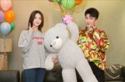娱乐圈吃瓜背景图女,揭秘“吃瓜女孩”背后的故事